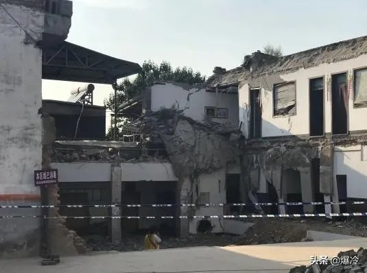 山西坍塌饭店在十多年间加盖或扩建了五六次，对此怎么看？