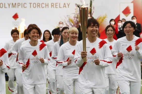 东京奥运会圣火传递过程中意外熄灭 吓坏女火炬手！