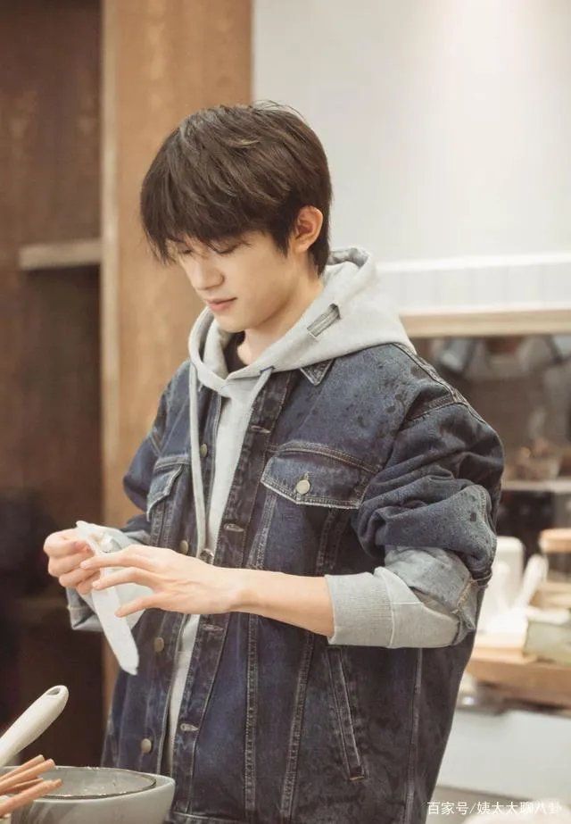 易烊千玺:出道时被diss最丑如今成为最有潜力男明星,他经历了什么?