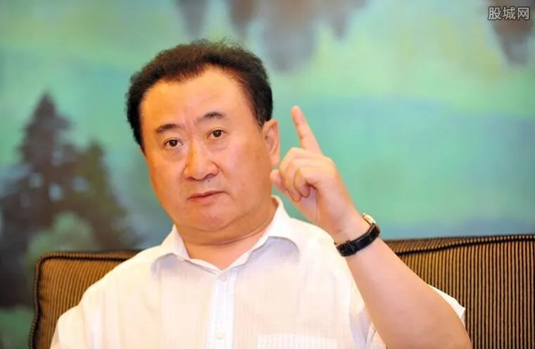 鐜嬪仴鏋楁牻鍦ㄨ冻鐞冧笂 鎶曡祫35浜夸竴鍒嗛挶閮芥病璧氬埌