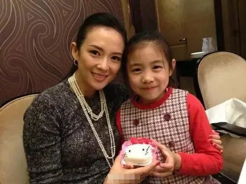 章子怡晒全家为继女庆生,你看好她现在的家庭吗?