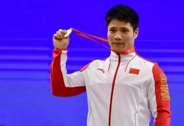 举重远动员李发彬建议全民健身,此举的原因是什么?