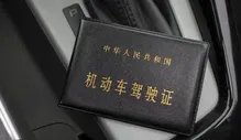 一个动作连罚4次,驾驶证12分没了!杭州小伙惊了,广大网友是怎么看的?