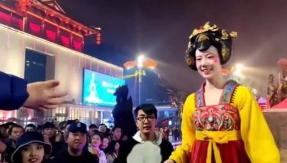 大唐不夜城的不倒翁如此火的原因是什么?
