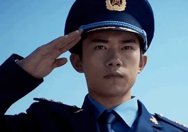 易烊千玺照片登初选合格证,眼神坚定,这是千纸鹤的骄傲吗?