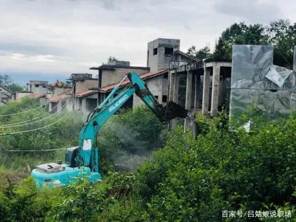 对于云南大理55栋高尔夫别墅被拆除一事，你有何看法？