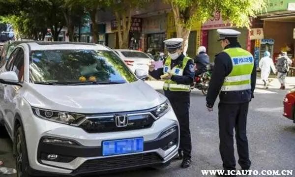 交警执法时需要几个人?交警执法时需要出示执法证吗