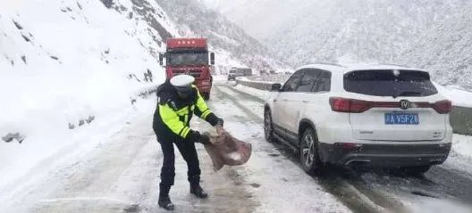 大雪中被冻成雪雕交警是个帅小伙，冻成雪雕的照片代表了什么？
