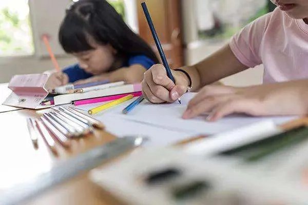 代表建议让学生在校内完成家庭作业，这一建议有可行性吗？