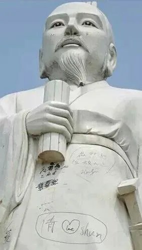 湖南大学标志性塑像被涂成大花脸,你怎么看?