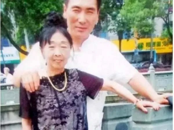 25岁小伙为留住60岁老太，不顾反对坚持要结婚，如今他们怎样了？