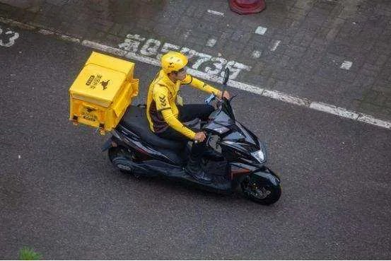 外卖小哥回应遭大学生短信辱骂,来龙去脉到底是怎么回事?