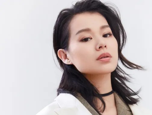 胡杏儿因不当言论翻车,多年来的好人缘不复存在,言行真的很重要,啥情况?