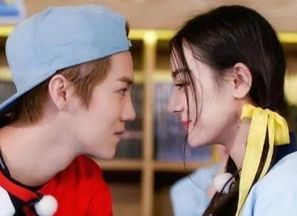 余文乐低调结婚收获一堆祝福；而公布恋情的鹿晗却被脱粉，怎么看待这两件事？