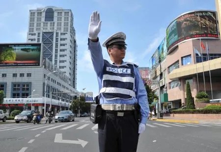 奶奶织毛袜多少双送交警?
