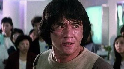 成龙疑似腰伤复发，走路一瘸一拐需要人搀扶，他是否留下了职业病？