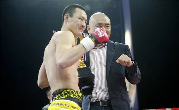武林风日本拳手吐血的真相 被中国选手23秒KO