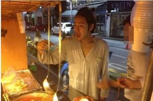 有哪些明星接地气不修边幅吃路边摊被抓包？