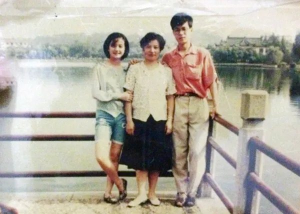 赵薇露面略显憔悴,网传她离婚是真的吗?