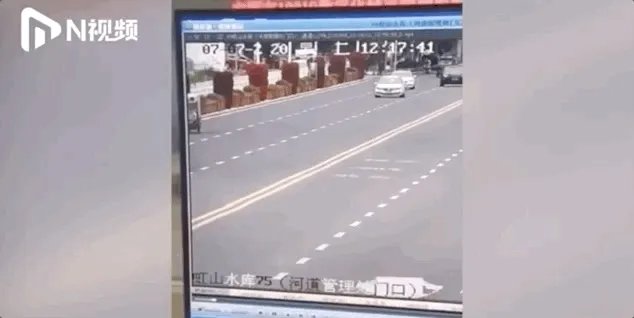 贵州公交车坠胡事件中,司机有没有责任?