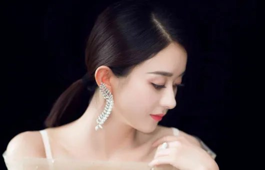 从金鹰晚会到微博之夜,众花旦齐聚唯独她一人干坐,你怎么看?