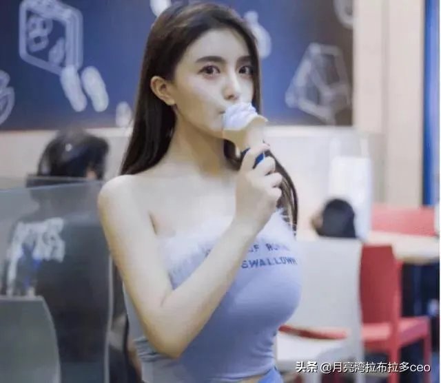 虎牙古阿扎直播肩带掉落，是”事故“，还是有意为之？弹幕满屏问号，对此你怎么看？