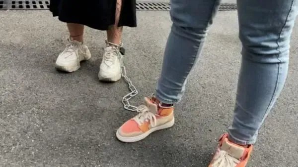 两女子喝酒怕对方溜走用铁链锁一起,钥匙扔厕所,最后是如何脱困的?