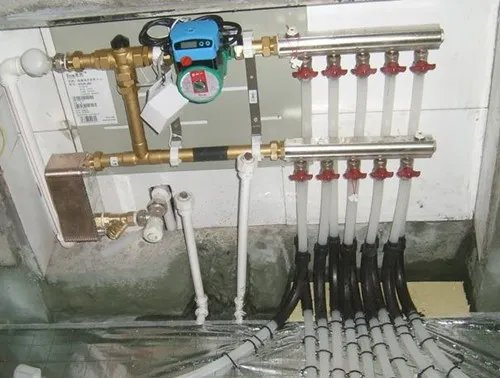 地暖分水器怎么接管子