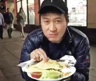 有哪些明星接地气不修边幅吃路边摊被抓包？