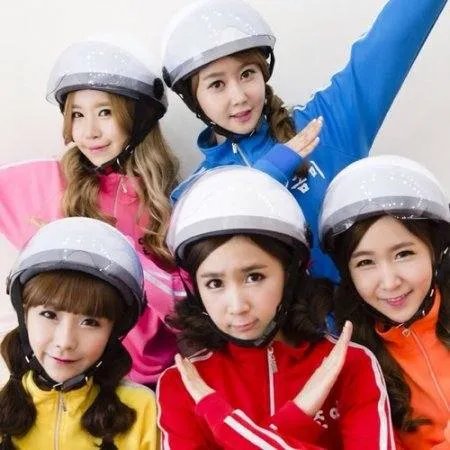 日韩组合四个女歌手有个MV戴着头盔跳舞,有几个兔子跳!