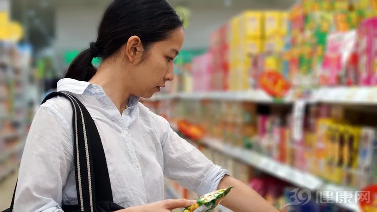 港消委:薯片等70款零食检出致癌物,危害多大?世卫组织提醒了