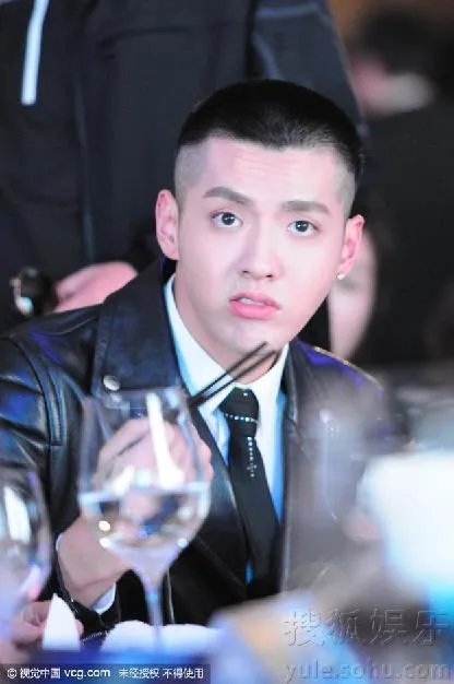 有哪些明星接地气不修边幅吃路边摊被抓包？