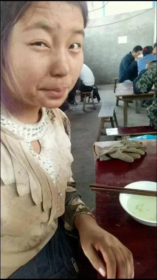 这位20岁工地女孩自拍,震惊了所有男人!!