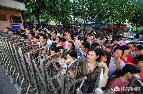 高考时考场外的家长是什么心情？