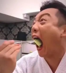 郑恺涂口红吃东西，为何引起很大的争论？
