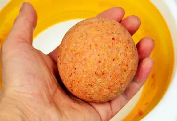 秋天钓鲫鱼饵料配方