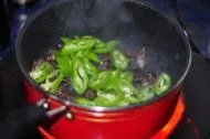 尖椒腊野味的做法