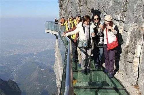 玻璃栈道碎裂特效太真 连男导游都吓哭、吓趴了!