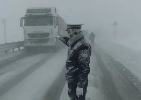 大雪中被冻成雪雕交警是个帅小伙，冻成雪雕的照片代表了什么？