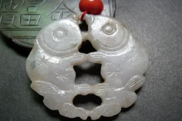 在古代的楼兰古城遗址中发现的双鱼玉佩,竟有“镜像复制”功能?