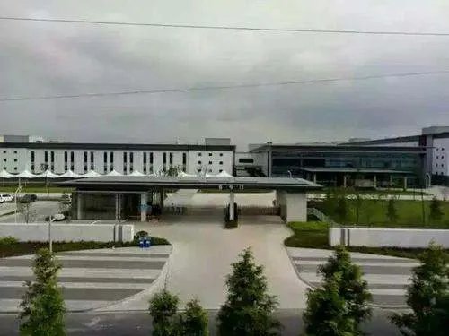 如何看待发员工证件时随手扔地上一事?