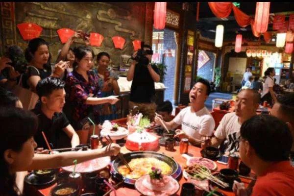 四川电视台为不当画面道歉,这对报道的记者产生什么影响?