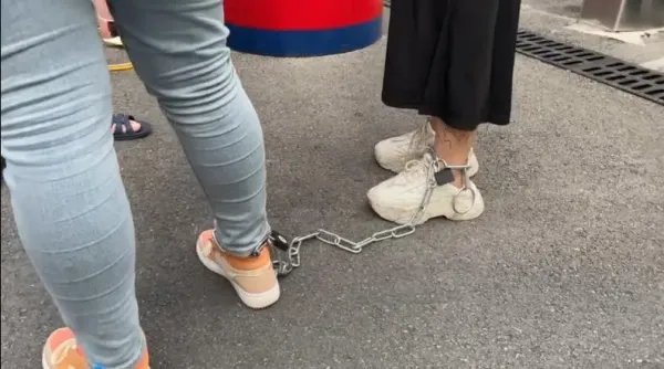 两女子喝酒怕对方溜走用铁链锁一起,钥匙扔厕所,最后是如何脱困的?