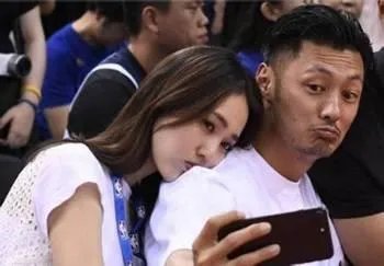 余文乐低调结婚收获一堆祝福；而公布恋情的鹿晗却被脱粉，怎么看待这两件事？