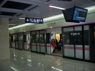 两女子地铁内劈叉,被警方行政警告的主要原因是什么?