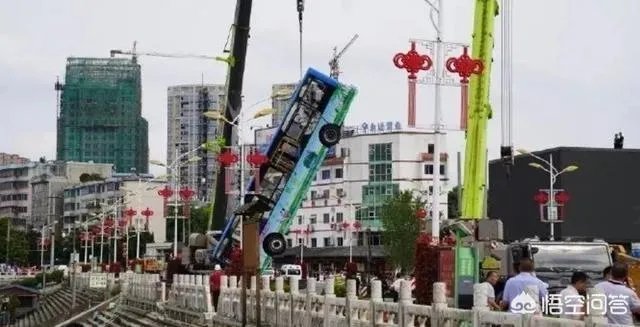 安顺公交车坠湖，你怎么看？