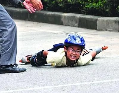 小朋友滑步比赛摔倒后立马爬起来,其行为是本能反应吗?