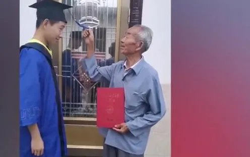 哈工程研究生毕业让自己的爷爷拨穗是怎么回事?