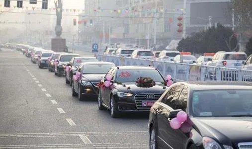 河南大爷大妈国庆组团拦婚车,现场到底发生了什么?