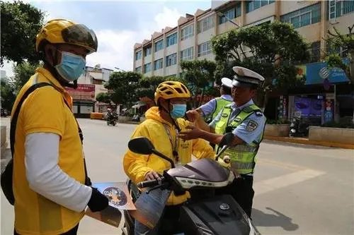 司机肇事逃逸被外卖小哥劝回,如何评价外卖小哥的行为?